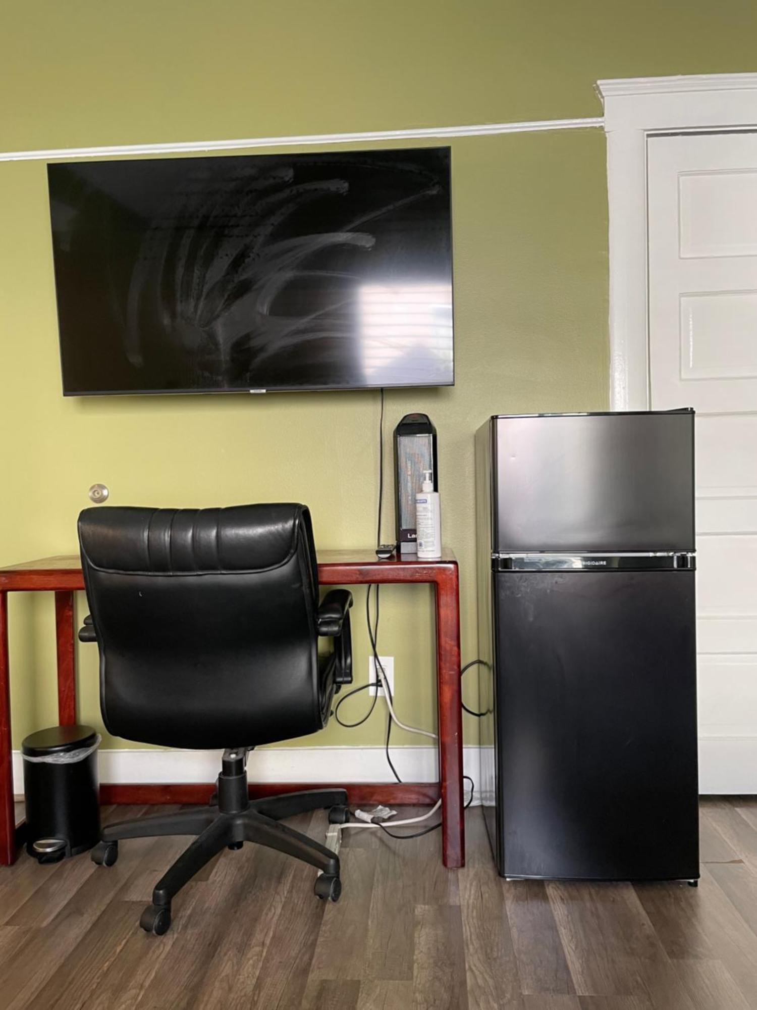 Private Large La Bedroom W Private Full Bathroom Or Half-bathroom - Tv - Ac - Wifi - Private Fridge Near Usc - Exposition Park - Usc Memorial Coliseum - Banc Of California Bmo Stadium - Downtown Angeles Dtla - Of Southern California Us *