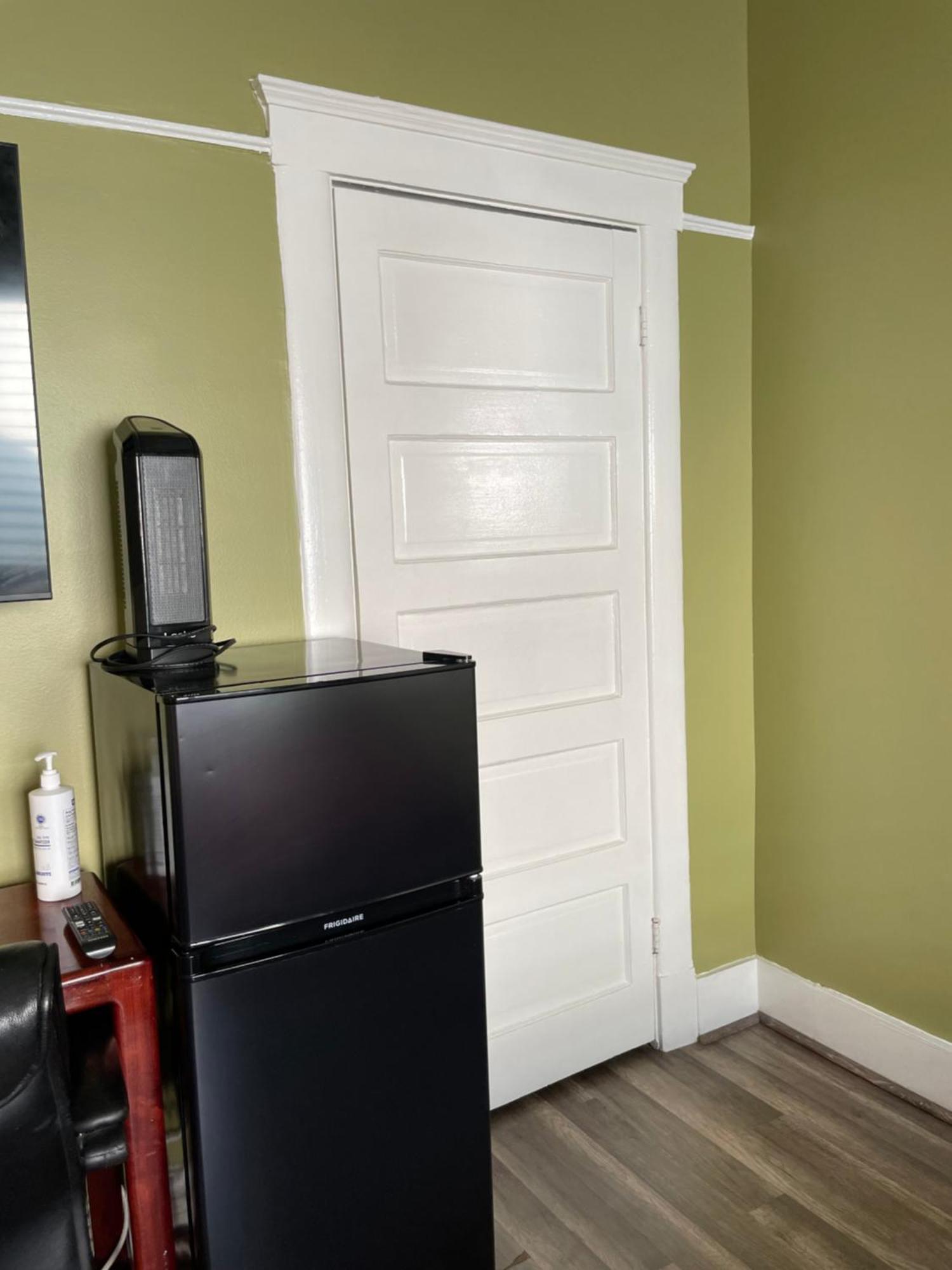 Private Large La Bedroom W Private Full Bathroom Or Half-bathroom - Tv - Ac - Wifi - Private Fridge Near Usc - Exposition Park - Usc Memorial Coliseum - Banc Of California Bmo Stadium - Downtown Angeles Dtla - Of Southern California Us * Los Angeles