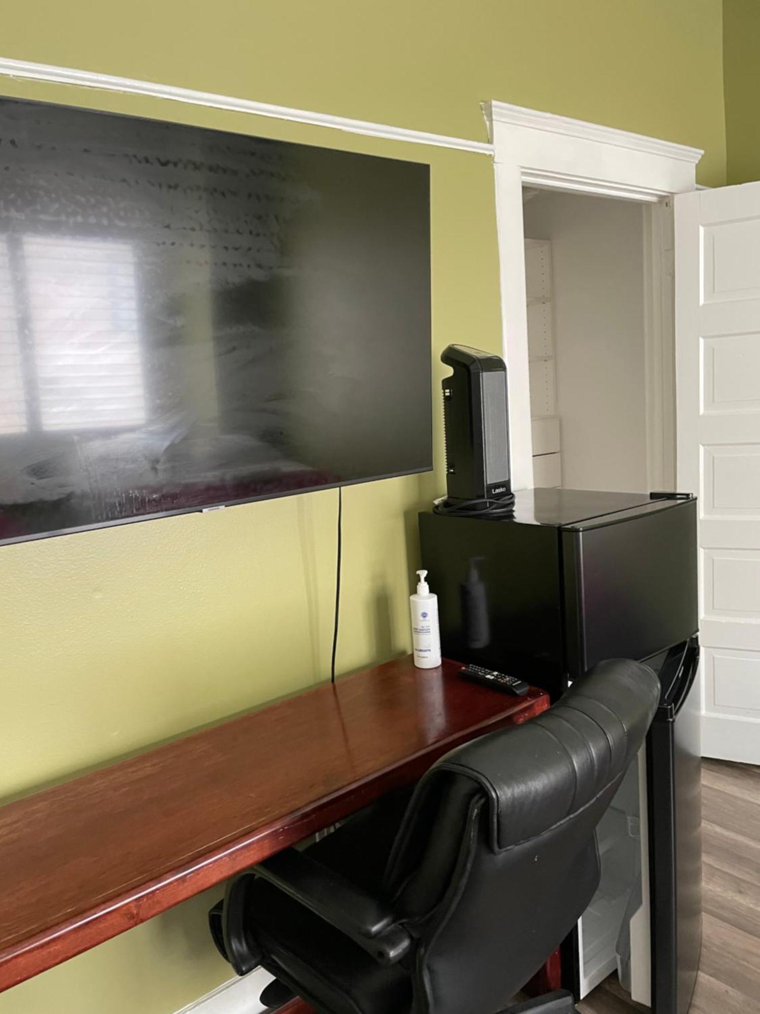 Private Large La Bedroom W Private Full Bathroom Or Half-bathroom - Tv - Ac - Wifi - Private Fridge Near Usc - Exposition Park - Usc Memorial Coliseum - Banc Of California Bmo Stadium - Downtown Angeles Dtla - Of Southern California Us Accommodatie bij particulieren